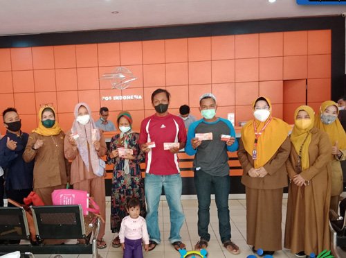 Hal 16 4 KLm Martapura serahkan BLT