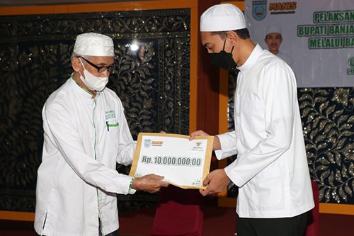 Hal 16 4 Klm Martapura Salurkan zakat