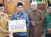 Salat Zuhur Bersama di Masjid Jami, Wali Kota Banjarmasin Serahkan Bantuan CSR