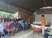 Bupati HST Bagikan Takjil ke Masyarakat