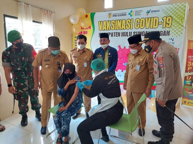 Gubernur Kalsel Pantau Vaksinasi Bergerak di HST 1 IMG 20220412 WA0034 scaled