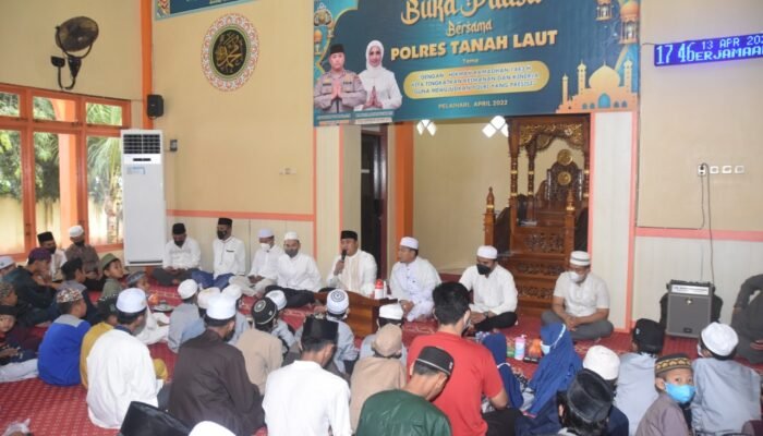 Buka Puasa Bersama, Kapolres dan Ketua Bhayangkari Cabang Tanah Laut Santuni Anak Yatim