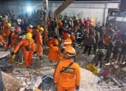 Tak Pasang Target, Pencarian Korban Reruntuhan Ruko Alfamart Terus Dilakukan 11 Tak Pasang Target, Pencarian Korban Reruntuhan Ruko Alfamart Terus Dilakukan