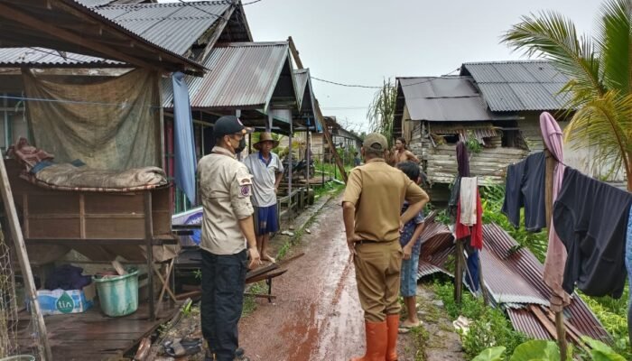Angin Puting Beliung Terpa Desa Kurau