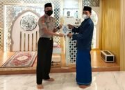 Serdik Sespimmen 62 Kompol Fauzan Arianto Serahkan Bantuan Al Qur’an dan Jadi Imam di Masjid At Taqwa Jakarta Pusat