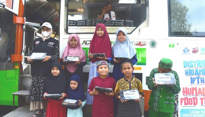 Aksi Perdana di Kalsel, Emak-emak Turut Sukseskan Humanity Food Truck ACT