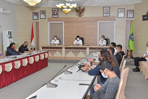 Bupati Silaturahmi dengan Wartawan Daerah Menjelang Lebaran 1 hal 12 HSS 1 3 klm 20