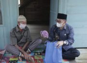 Jelang Lebaran Bupati dan Wabup HSS Berbagi ke Lansia Asuh 20 Jelang Lebaran Bupati dan Wabup HSS Berbagi ke Lansia Asuh