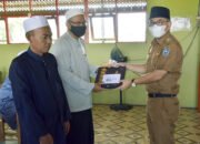 Wabup Serahkan Santunan ke Ikmasil Daha 23 Wabup Serahkan Santunan ke Ikmasil Daha