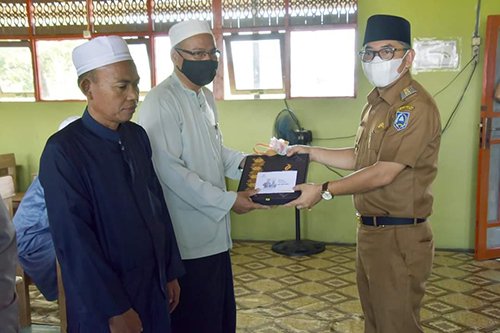 Wabup Serahkan Santunan ke Ikmasil Daha 1 hal 12 HSS 3 klm 22