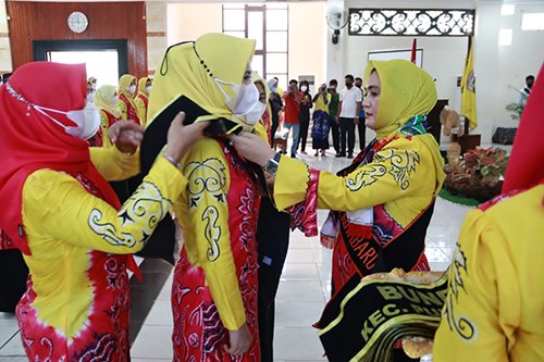 Hj Fatma Idiana Lantik Bunda PAUD Kecamatan 1 hal 16 K Baru 3 klm 1