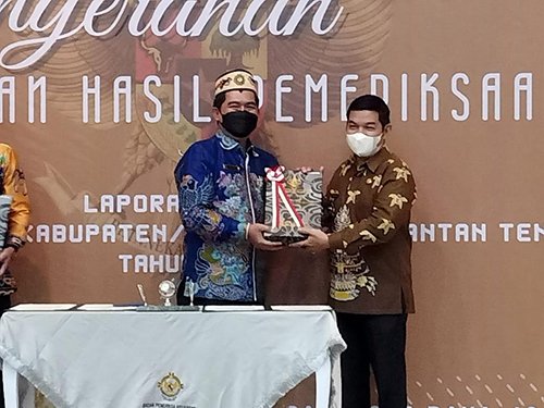 15 Bartim Bupati Bartim Ampera AY Mebas saat menerima opini WTP di Palangka Raya 1