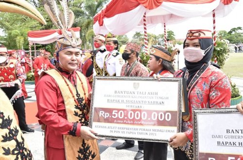 15 Kalteng 1 Gubernur Kalteng H Sugianto Sabran saat menyerahkan piagam penghargaan dan tali asih 1