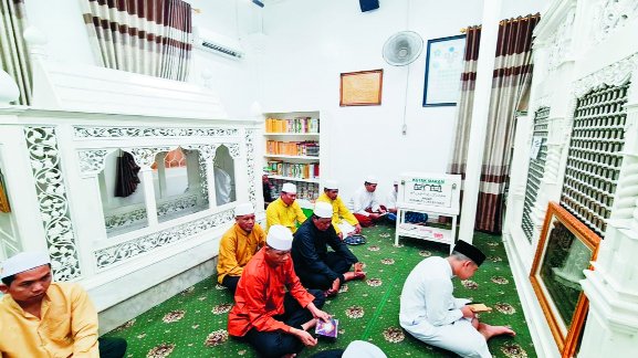 Paman Birih Berziarah ke Makam Habib Husein Luar Batang 1 4 kontrak 2