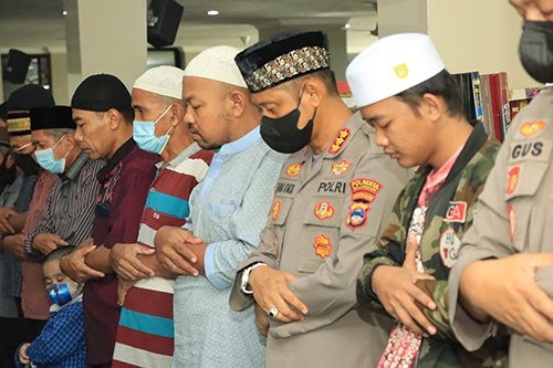 Kapolresta Banjarmasin Salatkan Jenazah Mertua Rizky Pora 1 5 salat 4klm