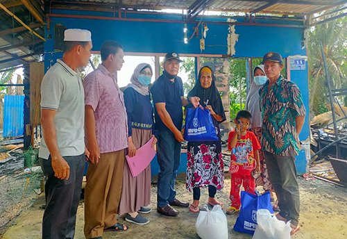 Pemkab Banjar Bantu Korban Kebakaran Tatah Jaruju 1 Hal 16 4 KLm Martapura Berikan bantuan 1