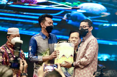 Hal 16 4 Klm Martapura Serahkan cenderamata 1