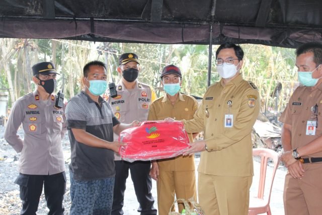 Bupati HST Serahkan Bantuan kepada Korban Kebakaran di Desa Kambat Selatan 1 IMG 20220509 WA0032 scaled