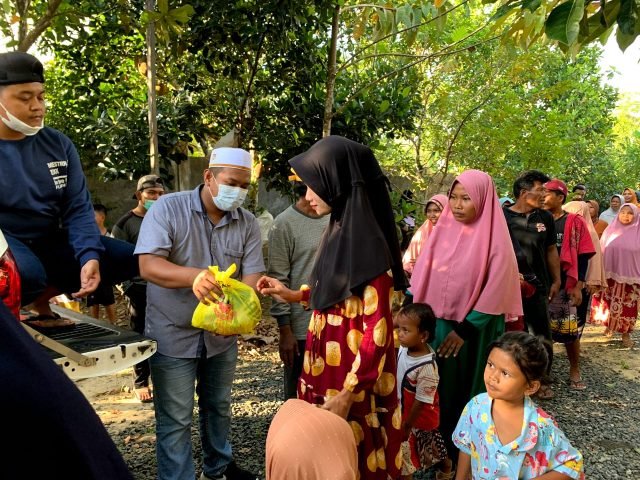 Peduli Rakyat, Yani Helmi Bagikan Migor Disela Sosper Perda Pajak Daerah 1 IMG 20220510 WA0029 scaled