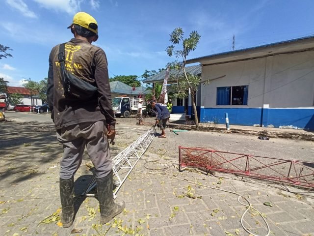 Diduga Tak Kuat Digempur Angin, Tower BTS Kantor Dishub Banjarmasin Roboh 1 IMG 20220528 WA0053 scaled