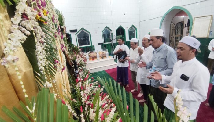 Haul ke – 216, Hasnur Ziarah ke Makam Syekh Muhammad Arsyad Al-Banjari