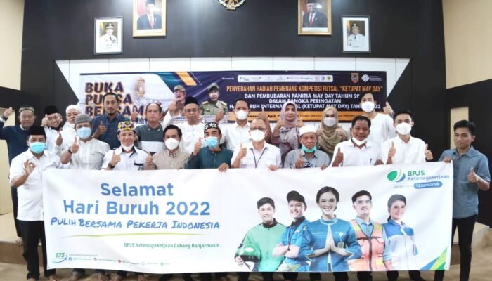Peringati Hari Buruh Tahun 2022, BPJAMSOSTEK Banjarmasin Bagikan Ratusan Paket Sembako Kepada Mitra Gojek dan Serikat Pekerja
