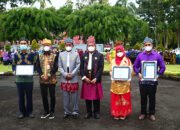 Gelar Peringatan Hardiknas<br>Bupati Tala Serahkan Penghargaan Guru Berprestasi 8 Gelar Peringatan HardiknasBupati Tala Serahkan Penghargaan Guru Berprestasi