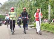 Resmi Beroperasi, Bupati Tabalong Coba Naiki Red Wheels Scooter