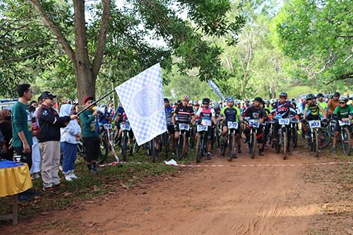 Gobar BMCC dan Dispora Melintasi Bukit Batu Diikuti lebih 400 bikers 1 13 kadispora jpg 1