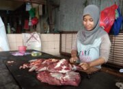 Pasokan Daging Sapi Sedikit, Pembeli Juga Sepi 22 Pasokan Daging Sapi Sedikit, Pembeli Juga Sepi