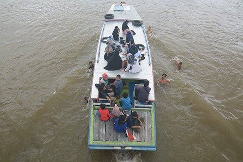 Langgar Naik Kelotok di Atap Izin Terancam Dibekukan 1 Hal 10 3 Klm Naik Atas Kelotok 1