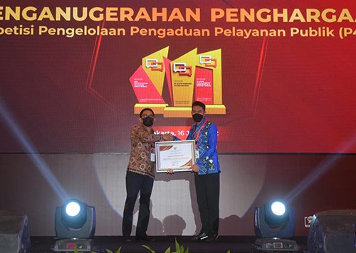 Hal 16 4 KLm Martapura Terima anugerah 1
