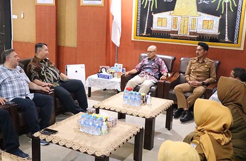 Hal 16 4 KLm Martapura Terima kunjungan