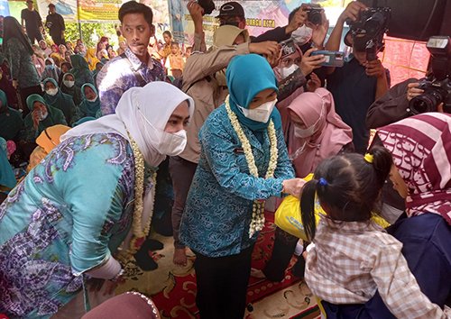 Hal 16 4kLM Martapura Makan ikan 1