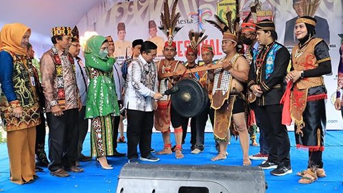 Festival Budaya Kongres Borneo Raya Simbol Kedamaian Warga Kalimantan 1 Hal 9 3 Klm Kontrak 2 1