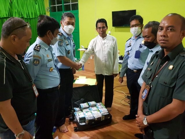 Kemenkumham Kalsel Serahterimakan 360 Paspor Jemaah Haji Embarkasi Banjarmasin 1 IMG 20220613 WA0002 scaled