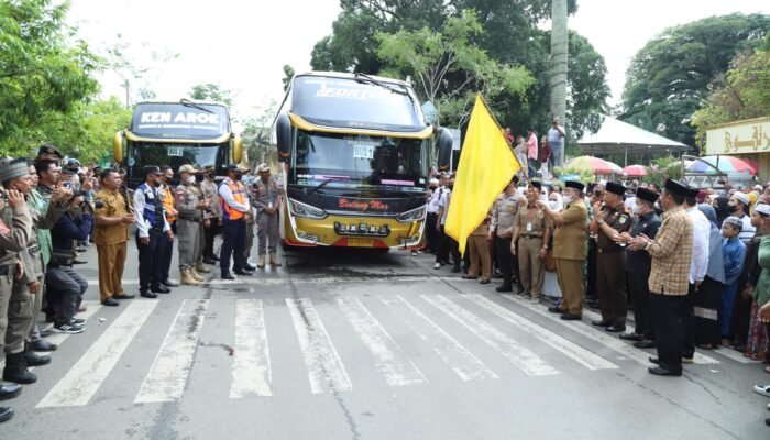 Plt Bupati HSU Husairi Abdi Lc Lepas 160 Jemaah Calon Haji