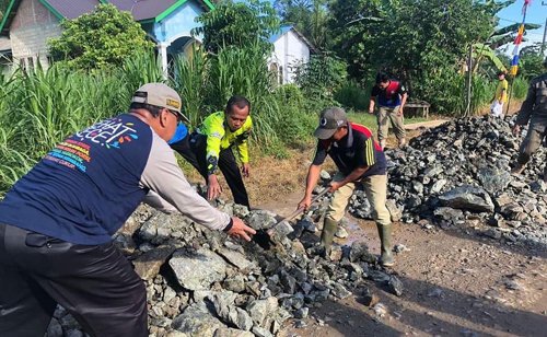 Sukamta Uruk Batu di Jalan Berlubang 1 hal 11 Tala 3 klm 11