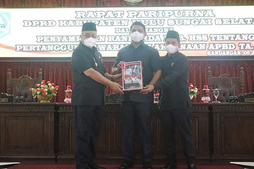 Bupati HSS Sampaikan Ranperda Pertanggungjawaban APBD Tahun 2021 1 hal 12 HSS 1 3 klm 4