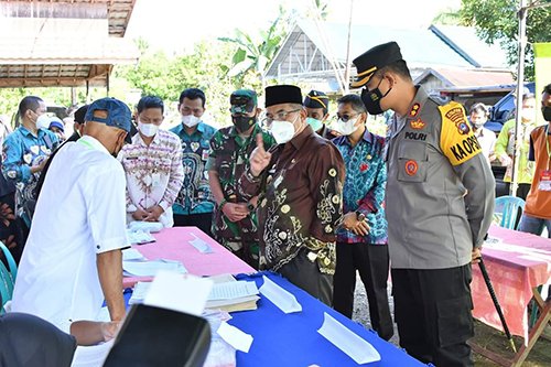 Bupati HSS Keliling Pantau Pelaksanaan Pilkades Serentak 1 hal 12 HSS 3 klm 2
