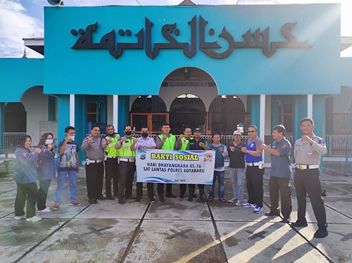 Rangkaian Hari Bhayangkara<br>Satlantas Kotabaru Baksos Bersama PWI 1 hal 16 K Baru 3 klm 15
