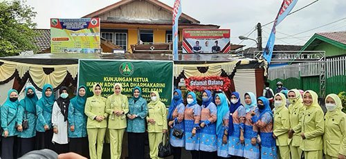 Ketua Ikatan Adhiyaksa Dharmakarini Kalsel Kunjungi Posyandu di Kotabaru 1 hal 16 K Baru 3 klm 16