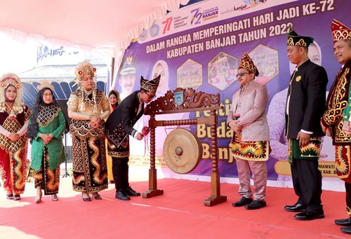 Bupati Buka Festival Budaya Banjar 2022 1 Hal 16 4 KLm Martapura Pukul gong