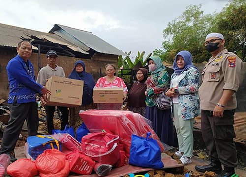 Hal 16 4 KLm Martapura Serahkan bantuan
