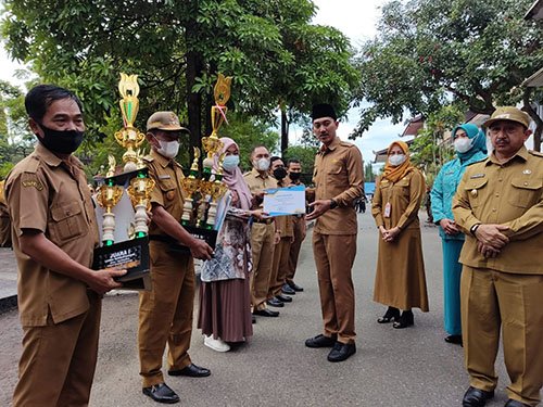 Hal 16 4 Klm Martapura Serahkan piala
