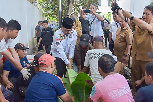 DPRD Kalsel Sembelih Tiga Ekor Sapi 1 Hal 9 3 Klm Supian HK