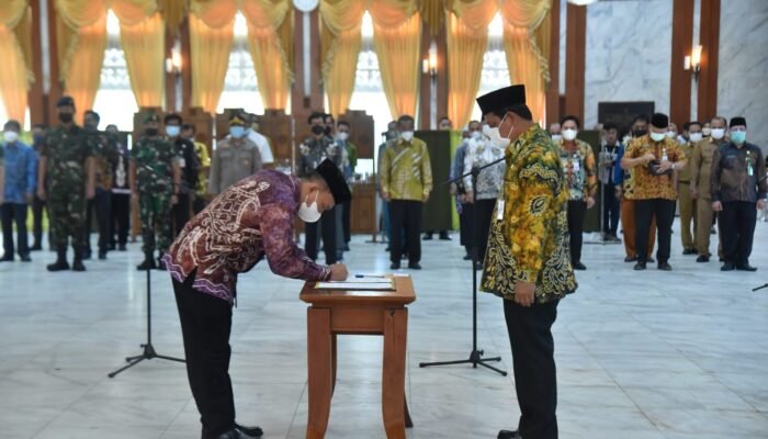 Paman Birin Lantik Rizal Akbar Sebagai Komisaris Bank Kalsel