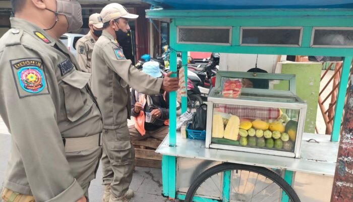 Satpol PP Fokus Bersihkan Trotoar dari PKL