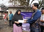 Bupati HST Serahkan Bantuan Korban Kebakaran 23 Bupati HST Serahkan Bantuan Korban Kebakaran