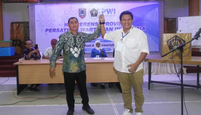 Helmie dan Lutfi Akhiri Persaingan dengan Berpelukan